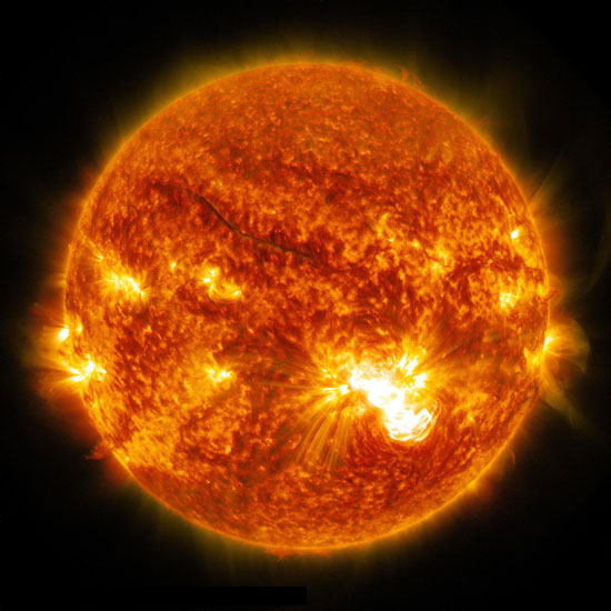 ثبت بزرگترین جرقه خورشیدی ۲۰۱۴ به ابعاد سیاره مشتری + عکس و ویدیو