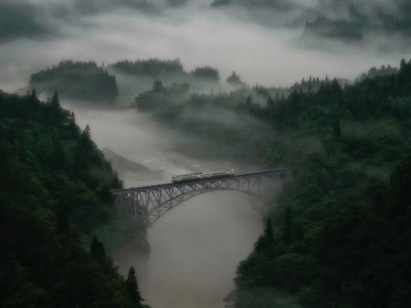 عبور قطار از روی یک پل (ژاپن)