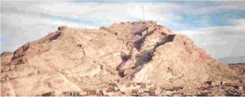 بقایای دژی را که اردشیر در کرمان بر فراز تپه ساخت (قلعه دختر)
