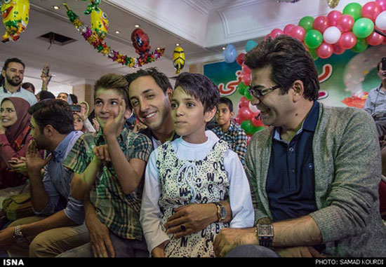 عکس: امیرحسین رستمی و فرزاد حسنی در میان کودکان معلول کهریزک
