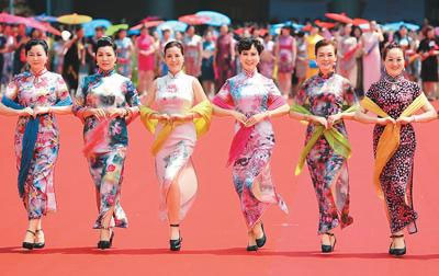 150 هزار زن چینی با پوشش لباس سنتی چی پائو رکوردی جدید در گینس ایجاد می کنند