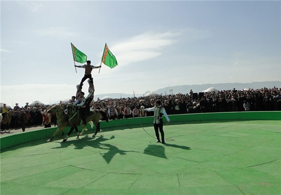 حرکات نمایشی بر روی اسب ترکمن+تصاویر