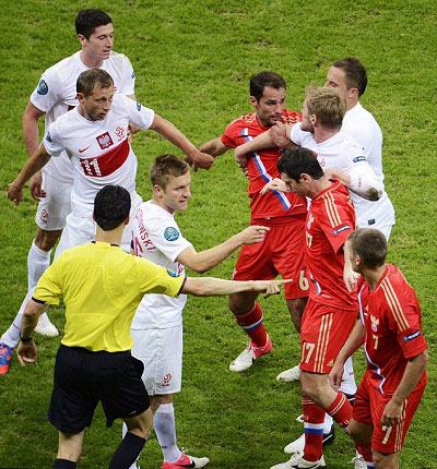 بازی فوتبال روسیه و لهستان, درگیری طرفداران نیم های روسیه و لهستان