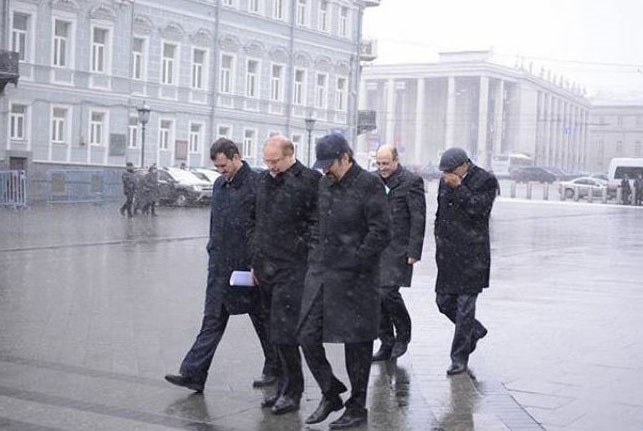 عکس: قالیباف در هوای سرد و بارانی مسکو