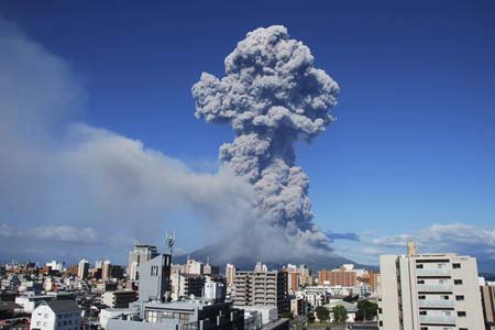 غبارهای آتشفشانی در نزدیکی شهر کاگوشیما ژاپن