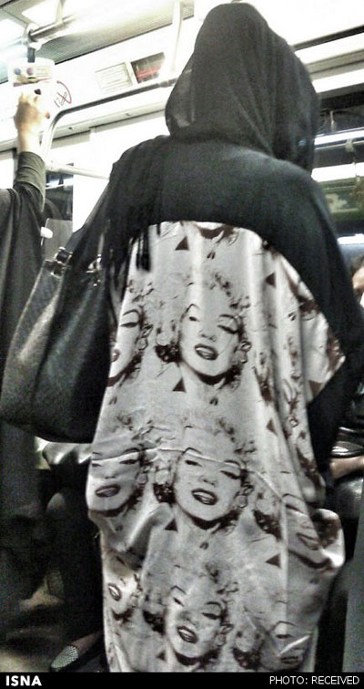 عکس: مانتوی «مرلین مونرو» در مترو!
