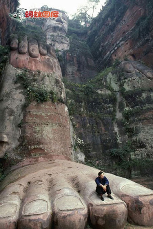 مجسمه عظیم الجثه‌ای در کوه اِمی چین+ تصاویر