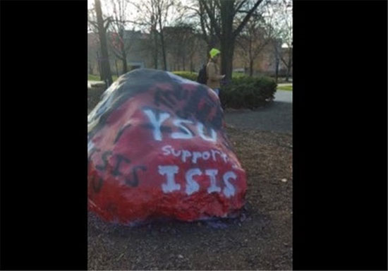 پیام داعش روی صخره‌های دانشگاه آمریکا + عکس