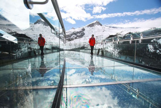 سازه ای برای پیاده روی در آسمان یخچال طبیعی کانادا + عکس