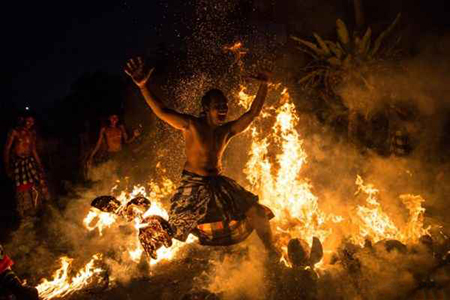 تصاویر دیدنی,رقص مردی در میان آتش ,تصاویر جالب