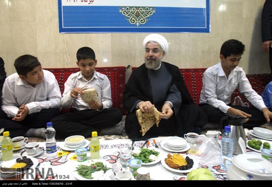 عکس: حضور روحانی در افطاری ایتام