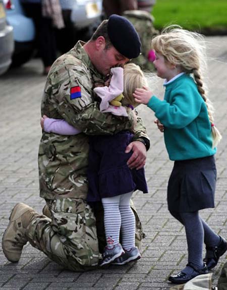 خداحافظی سربازهای انگلیسی از خانواده هایشان پیش از اعزام به افغانستان