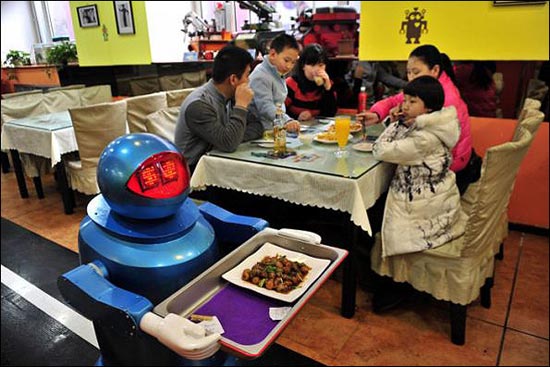 رستورانی در چین که توسط ربات‌ها اداره می شود