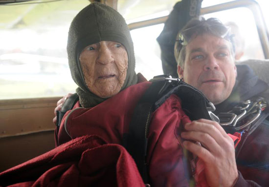 (تصاویر) پرش پیرزن 100 ساله از ارتفاع