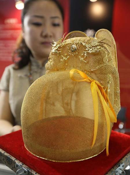    کلاه سنتی از طلای خالص- نمایشگاه لوازم لوکس در پکن، چین