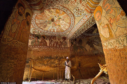 کلیسایی عجیب با بیش از هزار سال قدمت در بلندی های اتیوپی + تصاویر