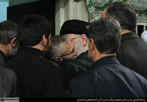 عکس: حاج منصور ارضی در آغوش رهبری