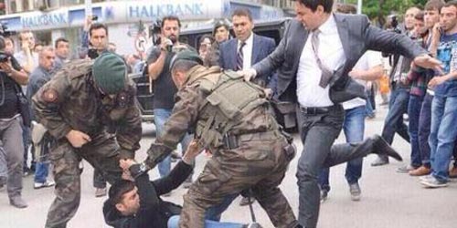 جنجال ضرب و شتم یک معترض در ترکیه