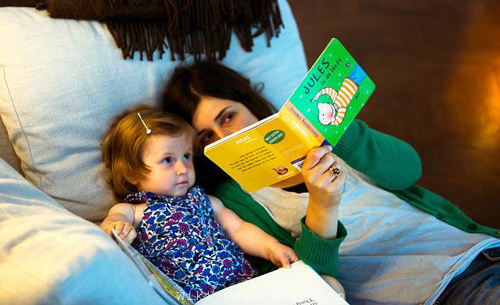 7 فایده خواندن داستان برای کودکان هنگام خواب در شب