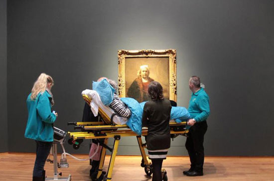 یک کار زیبا: بیماران در آستانه مرگ به بازدید نمایشگاه تابلوهای رامبراند برده شدند