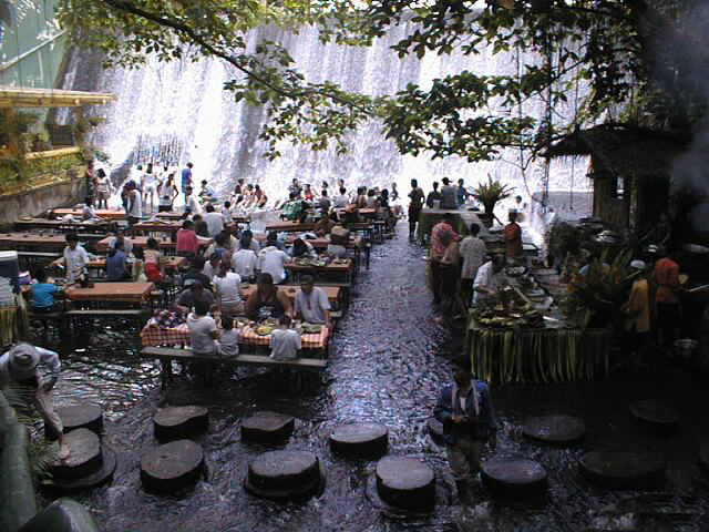 تصاویری از رستورانی فوق العاده جالب روی آبشار