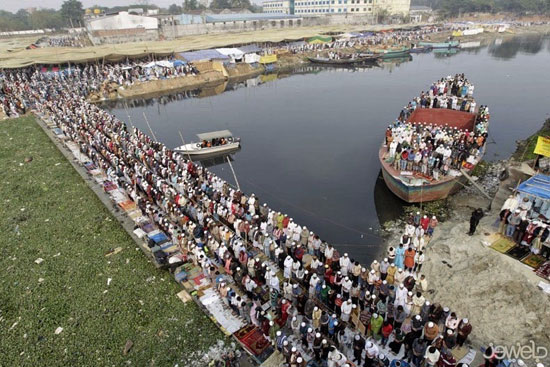 نماز جماعت میلیونی ماهیگیران بنگلادشی در ساحل رودخانه تونگی +عکس