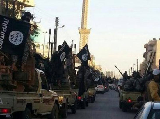رژه داعش با تسلیحات غنیمتی از عراق / از موشک اسکاد تا خودروی هامر آمریکایی (+عکس)