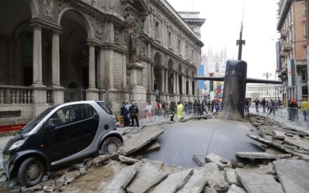 زیردریایی بیرون زده از خیابانی در میلان ایتالیا