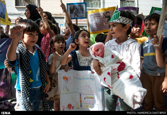 تجمع کودکان در اعتراض به کشتار کودکان غزه