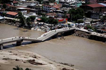 تخریب یک پل در اثر سیل در مکزیک