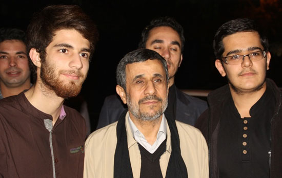 عکس‌های یادگاری مردم با احمدی نژاد در مراسم عزاداری