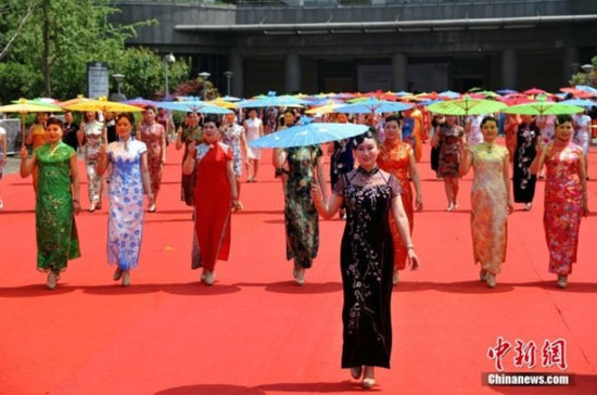 150 هزار زن چینی با پوشش لباس سنتی چی پائو رکوردی جدید در گینس ایجاد می کنند