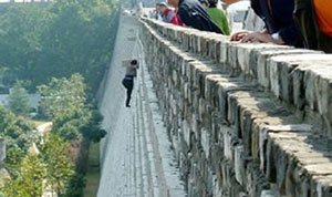 زن عنكبوتی از دیوار ۲۱ متری بالا رفت