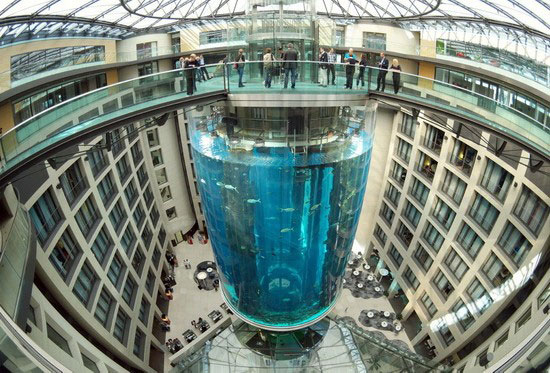 آکواریومی با 25 متر ارتفاع و یک آسانسور شیشه‌ای