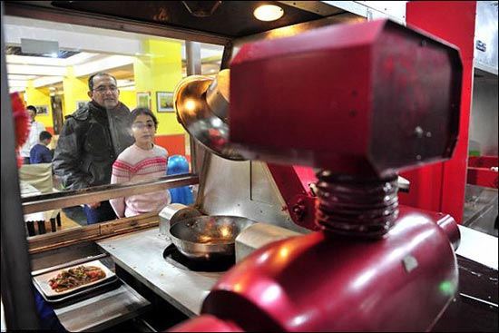 رستورانی در چین که توسط ربات‌ها اداره می شود ربات ویژه خوش آمد گویی به مشتریان
