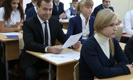 حضور دمیتری مدودف نخست وزیر روسیه در سر کلاس درس 