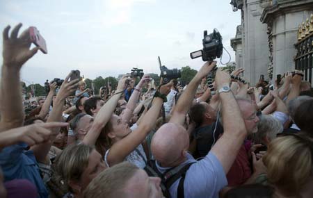 اجتماع خبرنگاران و عکاسان در مقابل کاخ باکینگهام برای پوشش خبری تولد عضوی جدید در خاندان سلطنتی بریتانیا