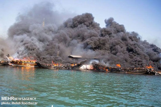 عکس: آتش گرفتن 16 لنج در بوشهر