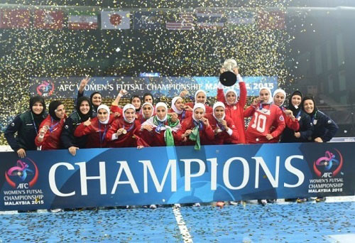 عکس: جام قهرمانی در دستان بانوان ایران