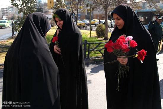 تصاویری از اهداء گل به زنان با حجاب در تهران