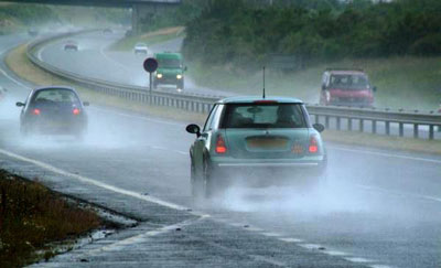 رانندگی در جاده بارانی