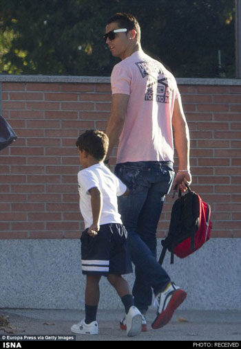 عکس: رونالدو همراه فرزندش به مدرسه رفت
