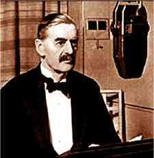 Neville Chamberlaine شخصا اعلان جنگ به آلمان را از رادیو لندن اعلام می کند