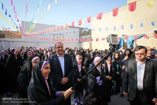 عکس سلفی قالیباف در مدرسه دخترانه