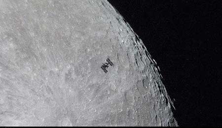 تصویری از لحظه عبور ایستگاه فضایی از مقابل ماه عبور