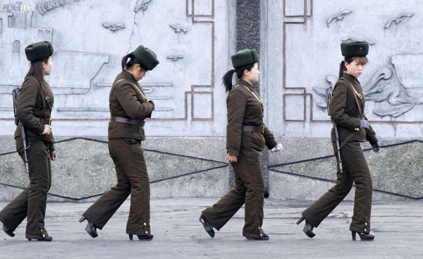 عکس: سربازان پاشنه بلند و جنگ هسته ای!