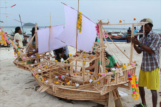 آشنایی با عید قایق چوبی در جزایر جنوبی تایلند