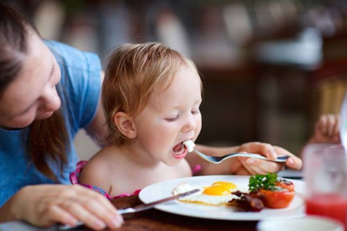 چگونه آداب غذاخوردن را به فرزندتان بیاموزید؟